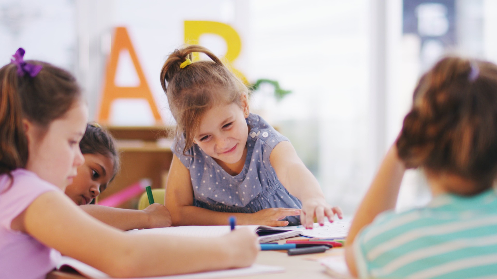 Kinderen aan tafel bij Jouw Duimelot